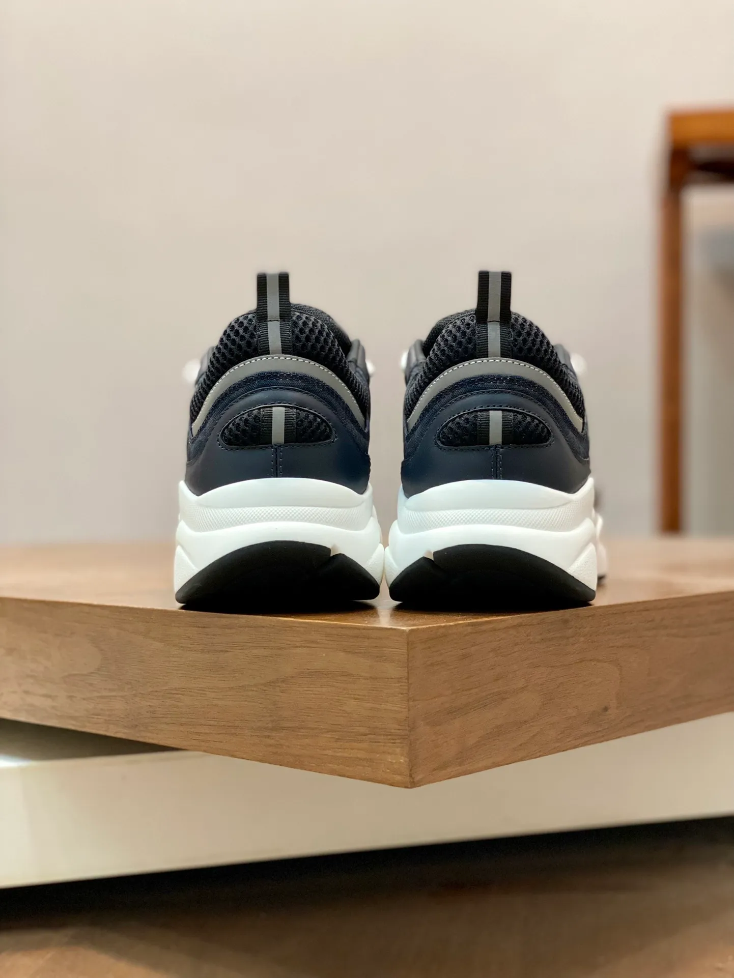 Factory price: 500💰 Dior B22 men's jogging fashion sneakers. This item draws inspiration from retro jogging shoes. It adopts a thick low-top design, with an upper made of leather and mesh fabric, and a black and white engraved rubber sole. The side is decorated with an embossed "Di~r" logo. Code number: 38-45 (38, 45, 46 can be customized)